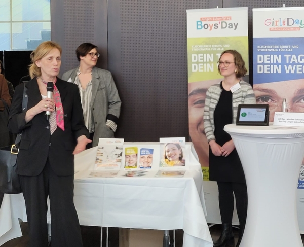 Bundesministerin Prien vor Girls'Day/Boys'Day-Stand